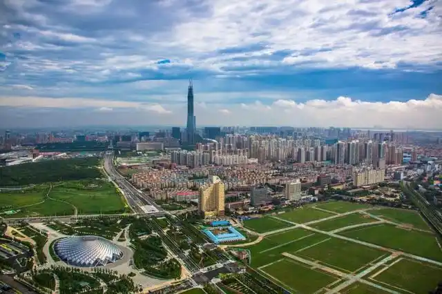天津市滨海新区发展明显，不仅周大福完工待用，各处人气也在提升