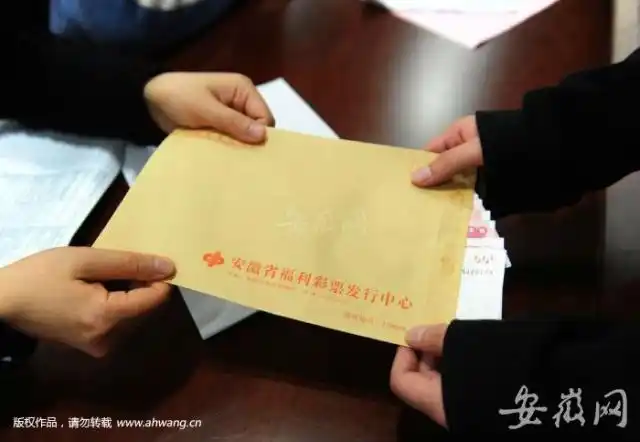 “让福彩的爱，陪你回家过年”：风雨无阻送路费 照亮学子前行路