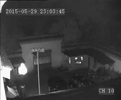 不明"飞行物"夜闯安徽白塔寺 被监控拍下