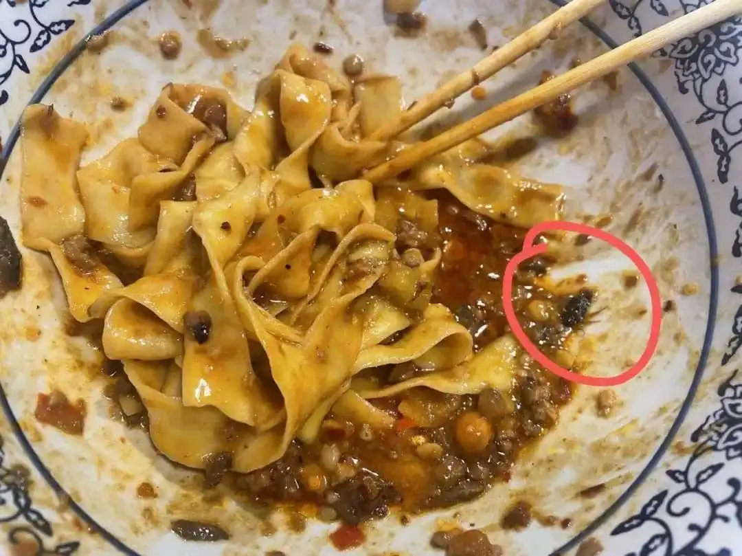 面里吃出蟑螂，柳州男子凌晨身体不适就医！店员：是他自己放进去的！