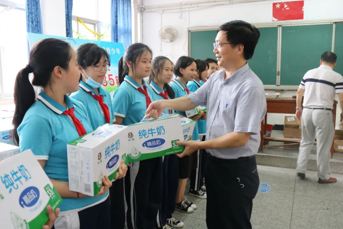 长富爱心助学健康扶贫公益活动_福建长富中国小康牛奶行动_中国小康牛奶行动