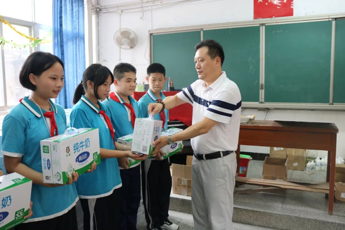 长富爱心助学健康扶贫公益活动_中国小康牛奶行动_福建长富中国小康牛奶行动