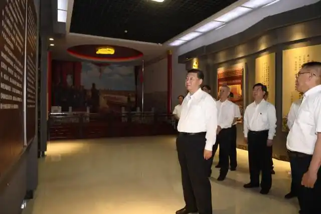 习近平总书记缅怀英烈 英雄事迹学习活动 纪念烈士纪念日向人民英雄敬献花篮仪式_习近平深情瞻仰人民英雄纪念碑