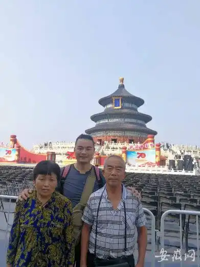 河南大哥扛着爷爷看升旗太戳心了_扛父亲看升旗_安徽蒙城于雷