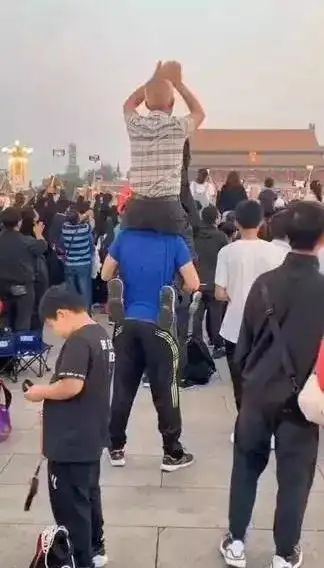 泪目！天安门前，男子用肩架起白发老父，人世间最美的风景，莫过于此