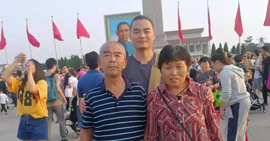 男子肩架父亲看升旗_河南大哥扛着爷爷看升旗太戳心了_于雷架父看升旗仪式