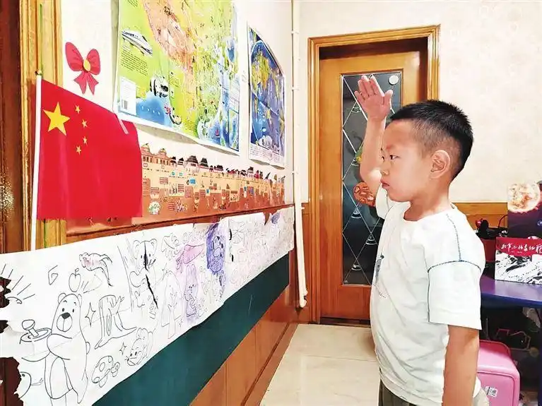 4岁男孩站家人肩上敬礼看升旗_5岁孩子升国旗仪式_幼儿园教育爱国情怀