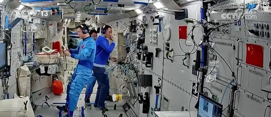 航天员返回准备_神二十一航天员进舱前“比心”_神舟二十号在轨实验