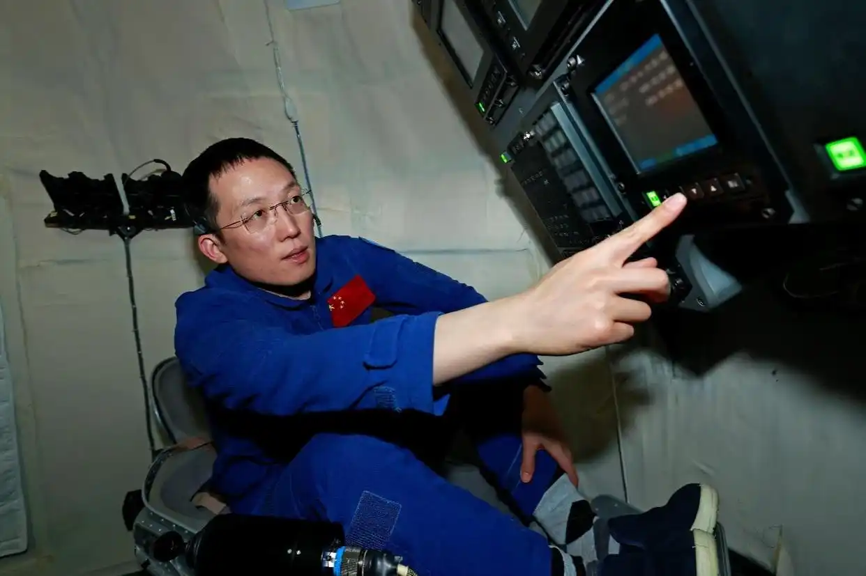 航天员张洪章:又一位戴眼镜的载荷专家 如何从科研工作者转变成航天员? 航天员张洪章:又一位戴眼镜的载荷专家 如何从科研工作者转变成航天员?