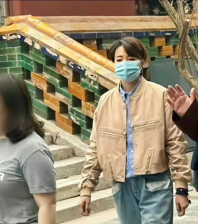 董军罕见身穿便服现身_董卿低调穿搭_董卿短发造型