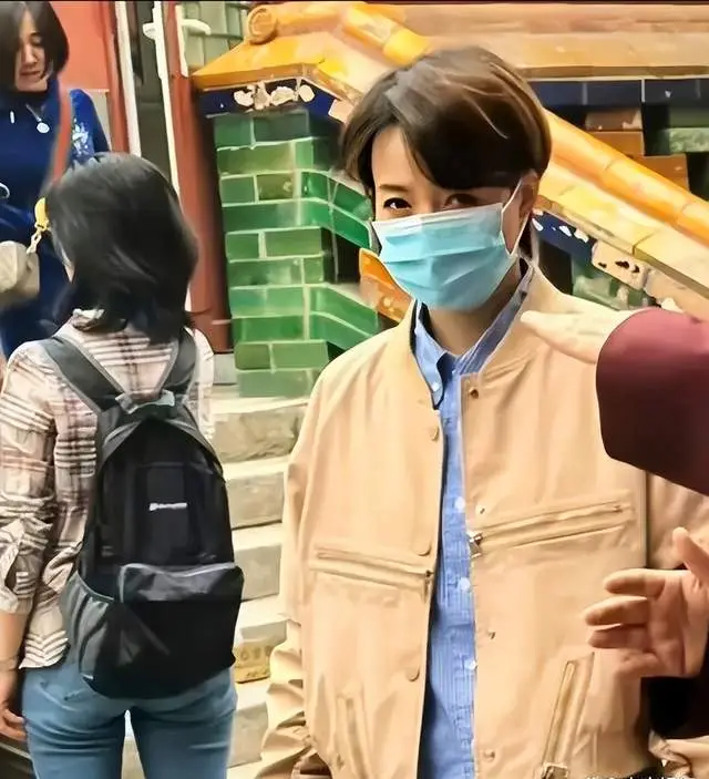 董军罕见身穿便服现身_董卿短发造型_董卿低调穿搭