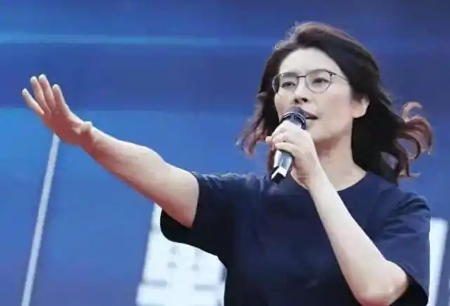 刚上任就要访陆?收到贺电不到24小时,郑丽文递出三句话,主动发出访陆讯号,两岸同为中华民族 刚上任就要访陆?收到贺电不到24小时,郑丽文递出三句话,主动发出访陆讯号,两岸同为中华民族