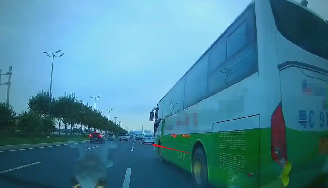 碰瓷儿的监控_交通事故碰瓷 监控录像揭示碰瓷过程 司机应对碰瓷策略