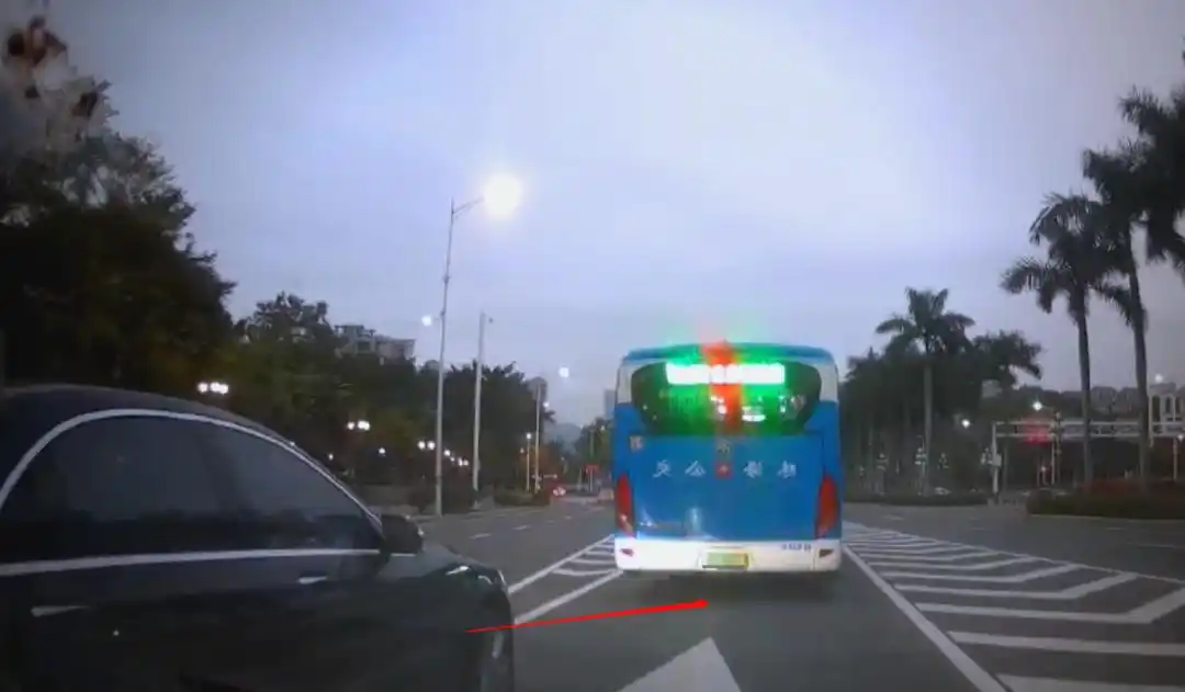 碰瓷儿的监控_交通事故碰瓷 监控录像揭示碰瓷过程 司机应对碰瓷策略