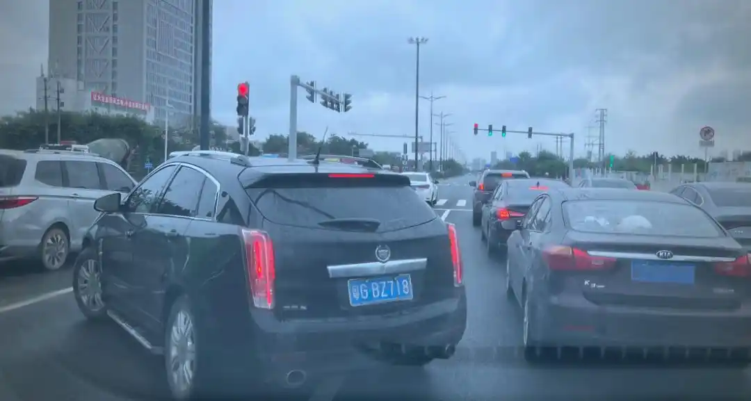 交通事故碰瓷 监控录像揭示碰瓷过程 司机应对碰瓷策略_碰瓷儿的监控