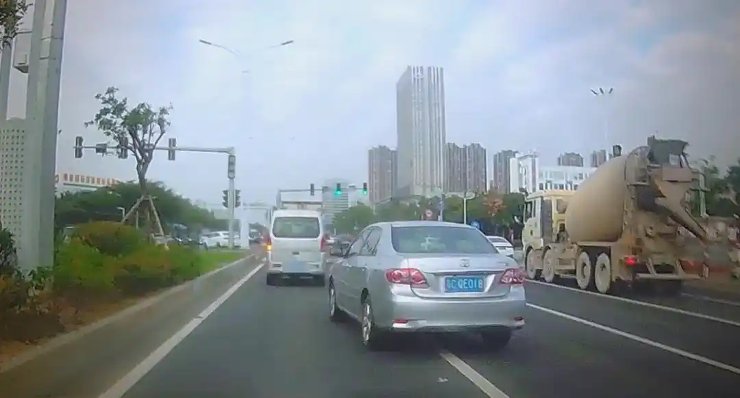 交通事故碰瓷 监控录像揭示碰瓷过程 司机应对碰瓷策略_碰瓷儿的监控