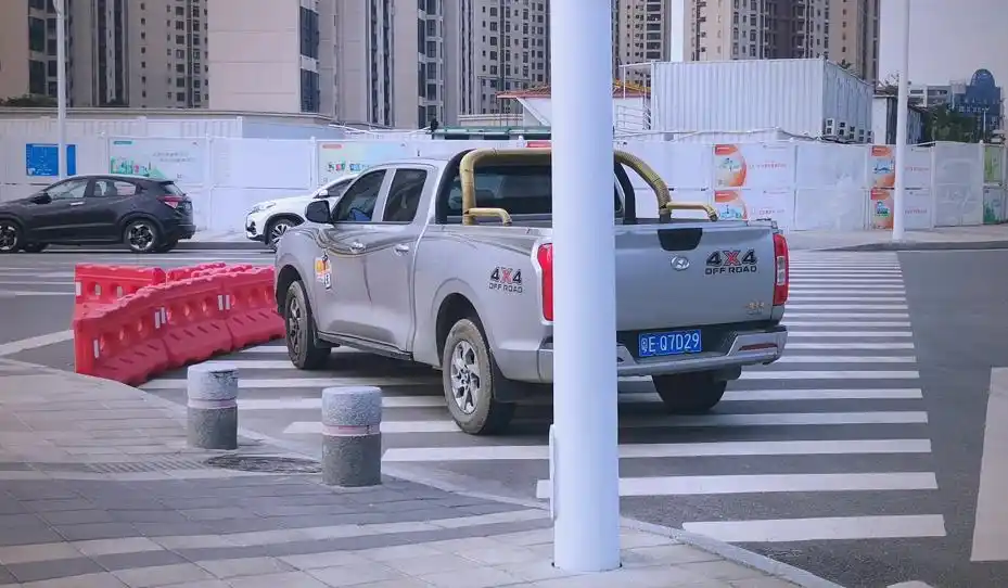 碰瓷儿的监控_交通事故碰瓷 监控录像揭示碰瓷过程 司机应对碰瓷策略