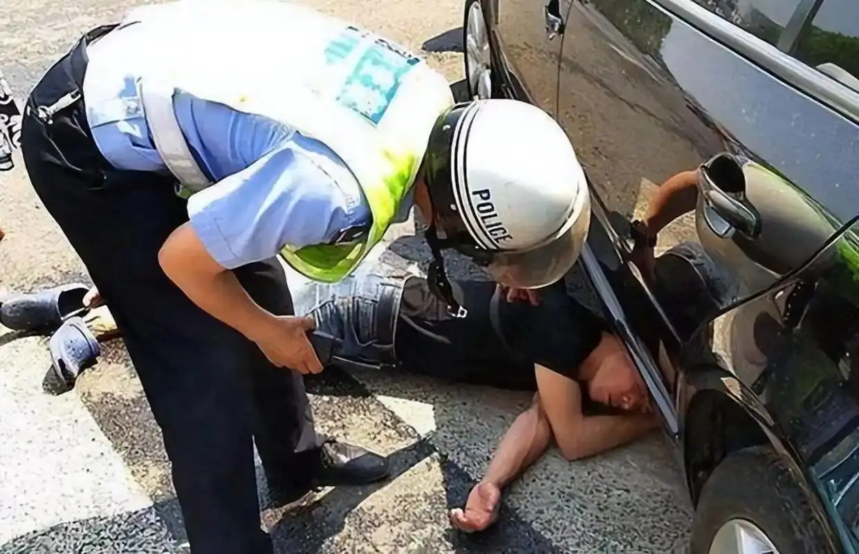 行车记录仪视角盲区_碰瓷儿的监控_新型碰瓷手法