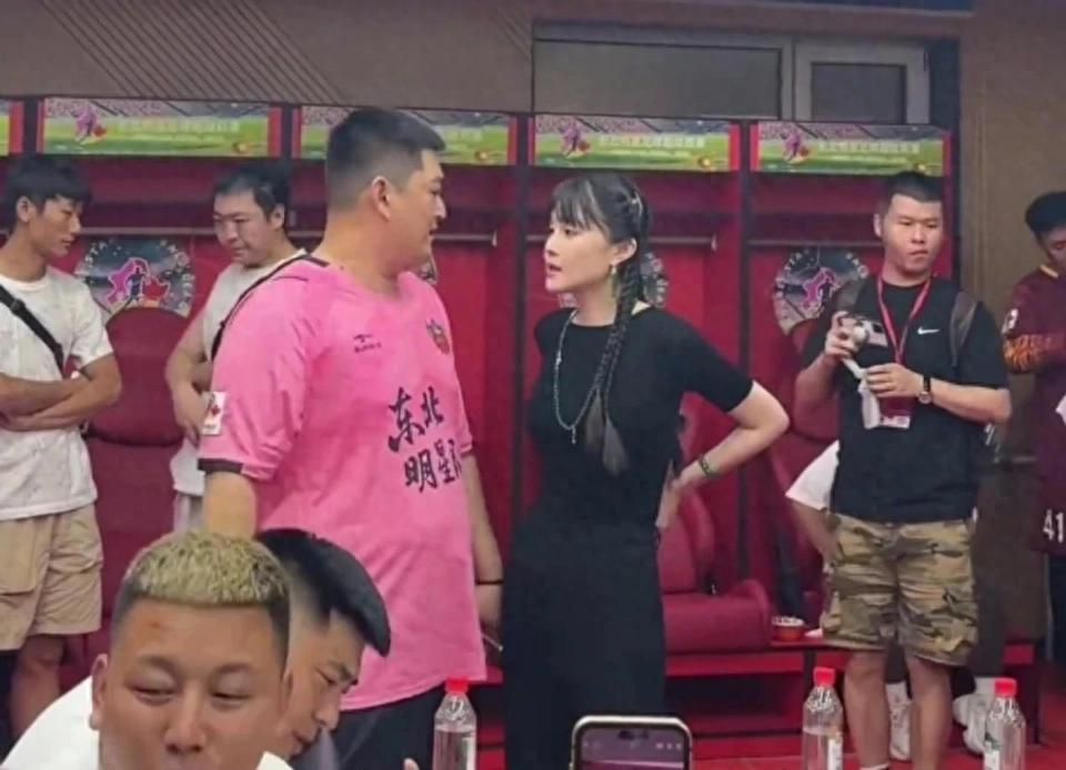 《东北明星足球赛笑疯了!宋小宝秋裤袜抡腿,赵四刘能拌嘴》 《东北明星足球赛笑疯了!宋小宝秋裤袜抡腿,赵四刘能拌嘴》