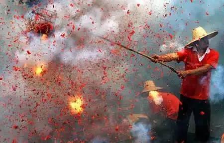 燃放鞭炮历史 爆竹起源传说 燃放鞭炮习俗演变_过年放鞭炮