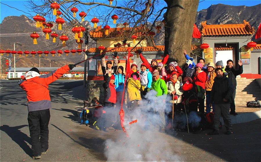 过年放鞭炮_燃放鞭炮历史 爆竹起源传说 燃放鞭炮习俗演变