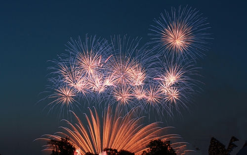 过年放鞭炮_除夕夜春晚倒计时_春节放鞭炮传统习俗