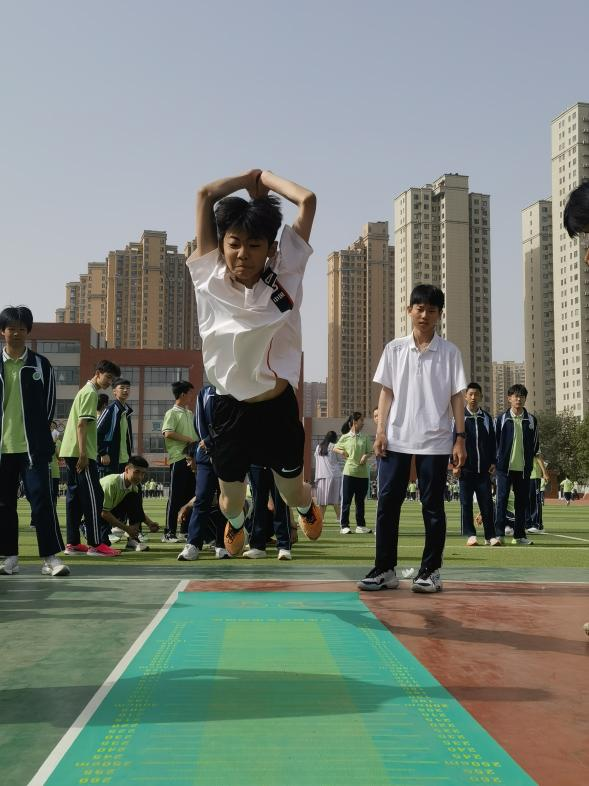 八年级阳光体育运动会_校运会 新闻稿_南阳第二十一学校运动会