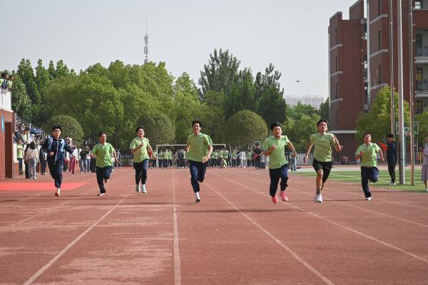 校运会 新闻稿_八年级阳光体育运动会_南阳第二十一学校运动会
