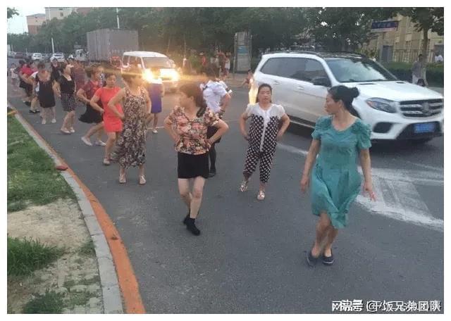 广场舞大妈掀车时事评论_大妈公共资源占用现象_大妈霸占电梯拍视频