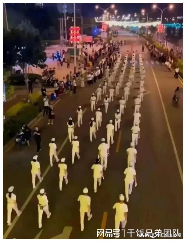 大妈霸占电梯拍视频_广场舞大妈掀车时事评论_大妈公共资源占用现象