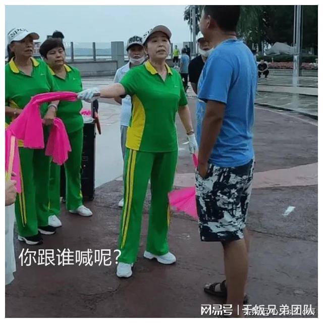 大妈公共资源占用现象_广场舞大妈掀车时事评论_大妈霸占电梯拍视频