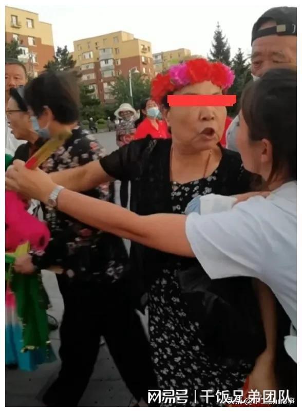 大妈霸占电梯拍视频_大妈公共资源占用现象_广场舞大妈掀车时事评论