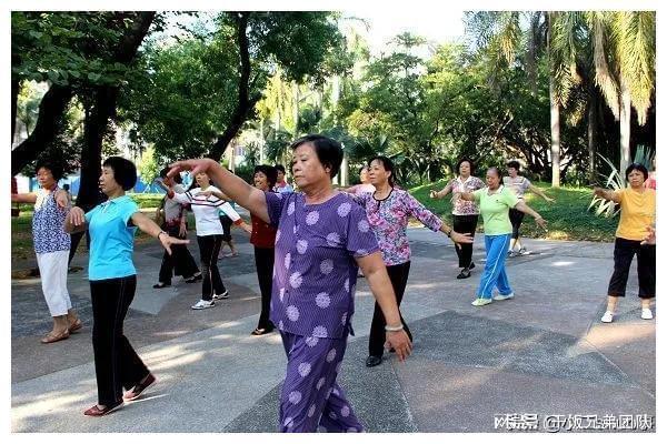 广场舞大妈掀车时事评论_大妈霸占电梯拍视频_大妈公共资源占用现象