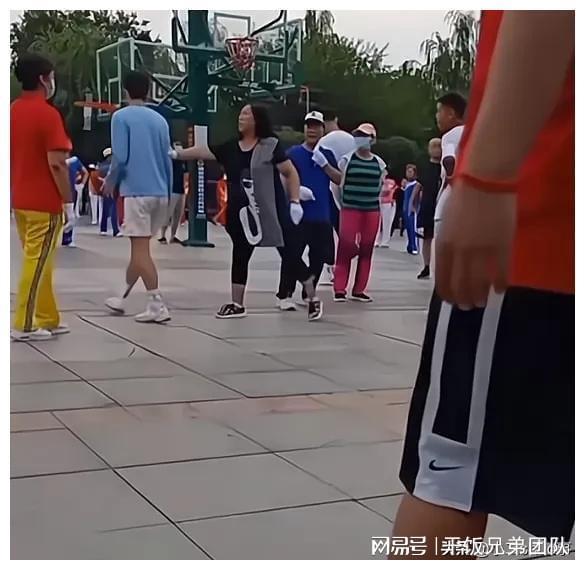 大妈霸占电梯拍视频_广场舞大妈掀车时事评论_大妈公共资源占用现象