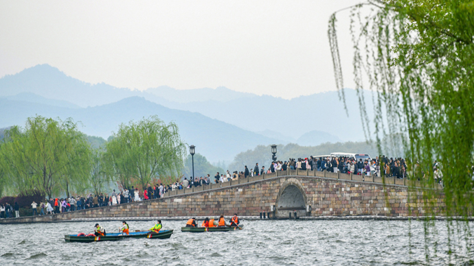 西湖游船排队情况_清明西湖断桥拥挤程度_杭州西湖景区熟悉的人潮已出现
