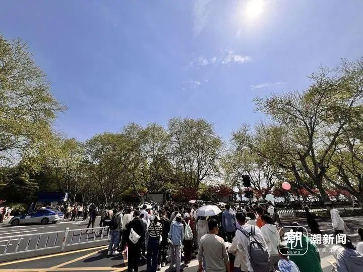 清明西湖断桥拥挤程度_西湖游船排队情况_杭州西湖景区熟悉的人潮已出现