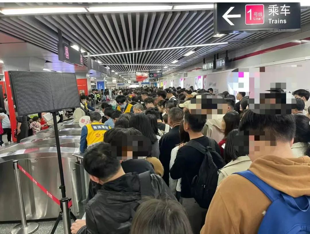 西湖游船排队情况_杭州西湖景区熟悉的人潮已出现_清明西湖断桥拥挤程度