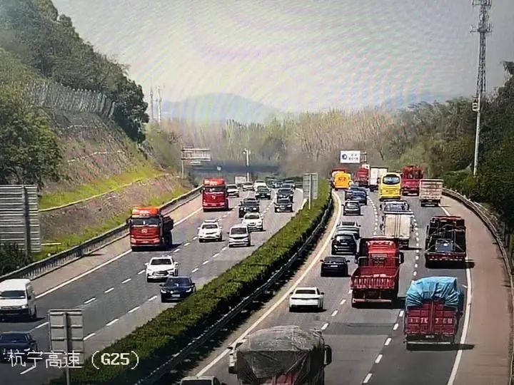 西湖游船排队情况_清明西湖断桥拥挤程度_杭州西湖景区熟悉的人潮已出现