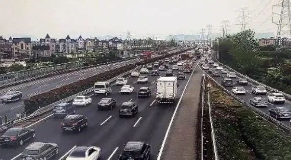 清明西湖断桥拥挤程度_西湖游船排队情况_杭州西湖景区熟悉的人潮已出现