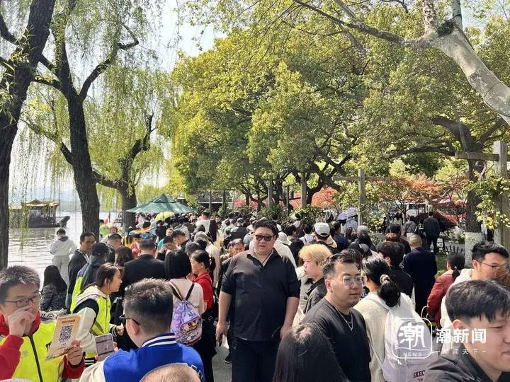 西湖游船排队情况_清明西湖断桥拥挤程度_杭州西湖景区熟悉的人潮已出现