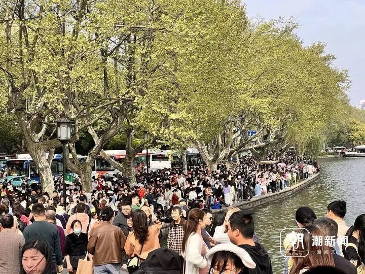 清明西湖断桥拥挤程度_杭州西湖景区熟悉的人潮已出现_西湖游船排队情况