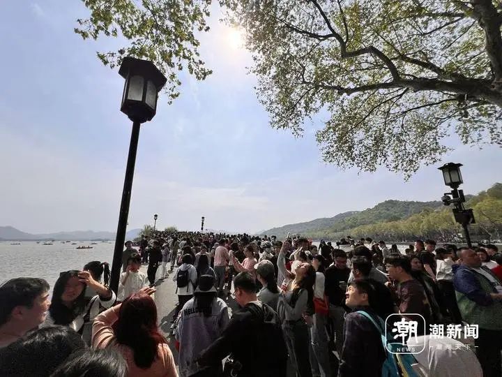 西湖游船排队情况_杭州西湖景区熟悉的人潮已出现_清明西湖断桥拥挤程度
