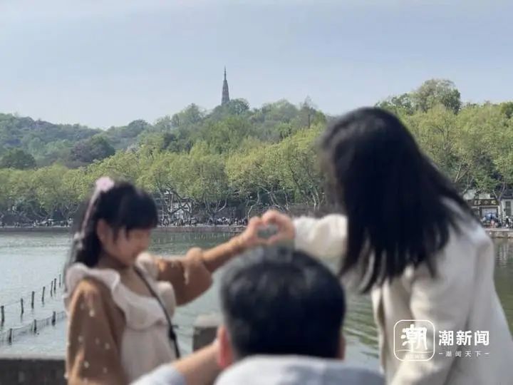杭州西湖景区熟悉的人潮已出现_西湖游船排队情况_清明西湖断桥拥挤程度
