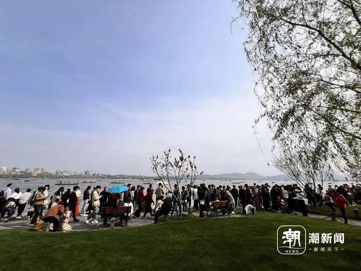 清明西湖断桥拥挤程度_西湖游船排队情况_杭州西湖景区熟悉的人潮已出现