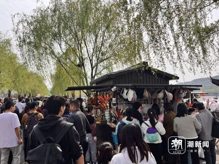 清明西湖断桥拥挤程度_杭州西湖景区熟悉的人潮已出现_西湖游船排队情况