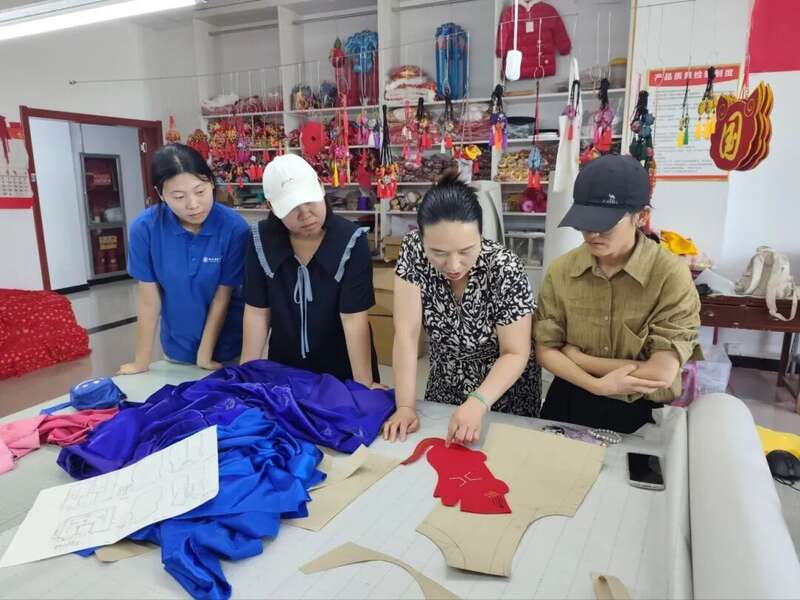 陕西国际商贸学院三下乡社会实践活动_经济与管理学院七彩假期志愿服务项目_暑期社会实践新闻报道