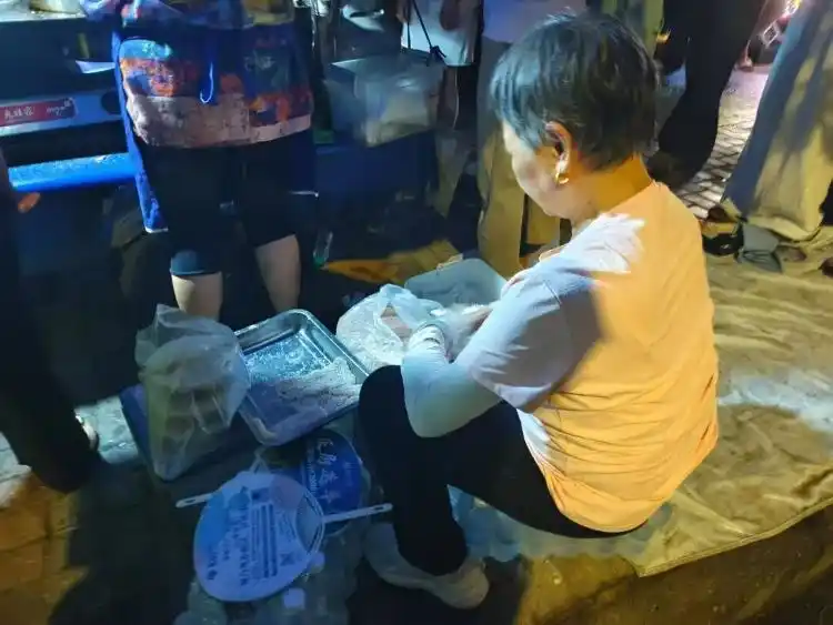 景德镇鸡排哥 火爆全国 鸡排世家_鸡排哥手臂布满烫伤疤