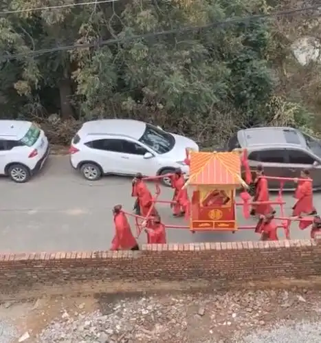 福建泉州婚礼八抬大轿翻车_中式婚礼轿子侧翻事故_福建泉州震惊世界的婚礼