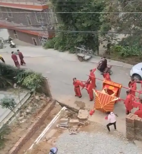 福建泉州震惊世界的婚礼_福建泉州婚礼八抬大轿翻车_中式婚礼轿子侧翻事故