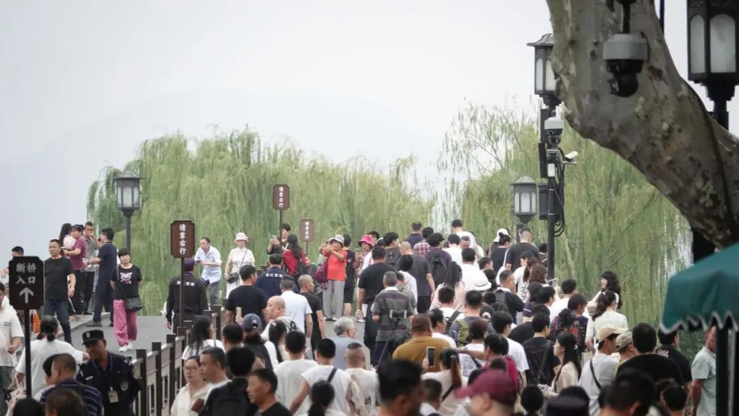 杭州西湖地铁交通指南_“堵山”“堵景区”后地铁也堵了_国庆杭州西湖交通拥堵